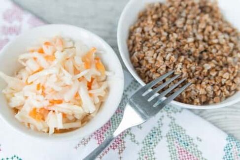 Buchweizenbrei und Salat