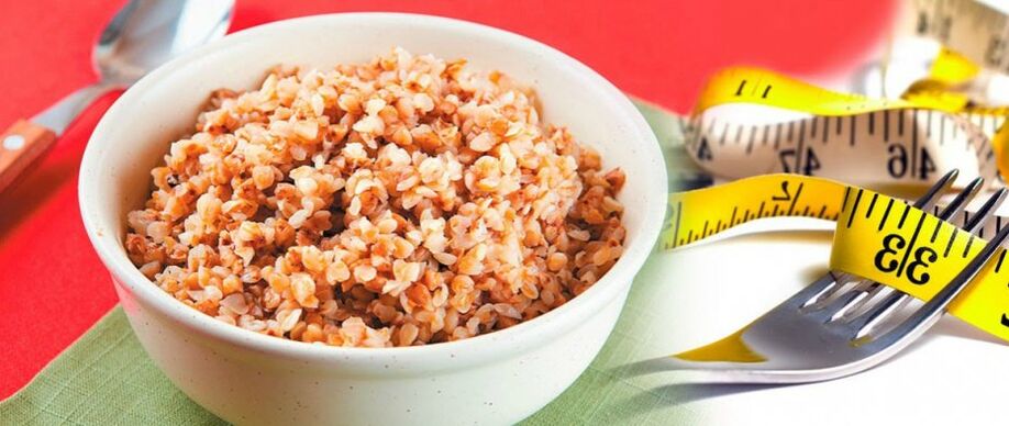 Buchweizenbrei und Zentimeterband