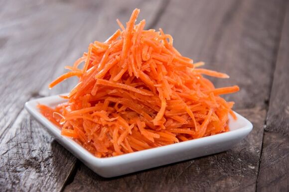 Karottensalat zum Frühstück für japanische Diätetiker
